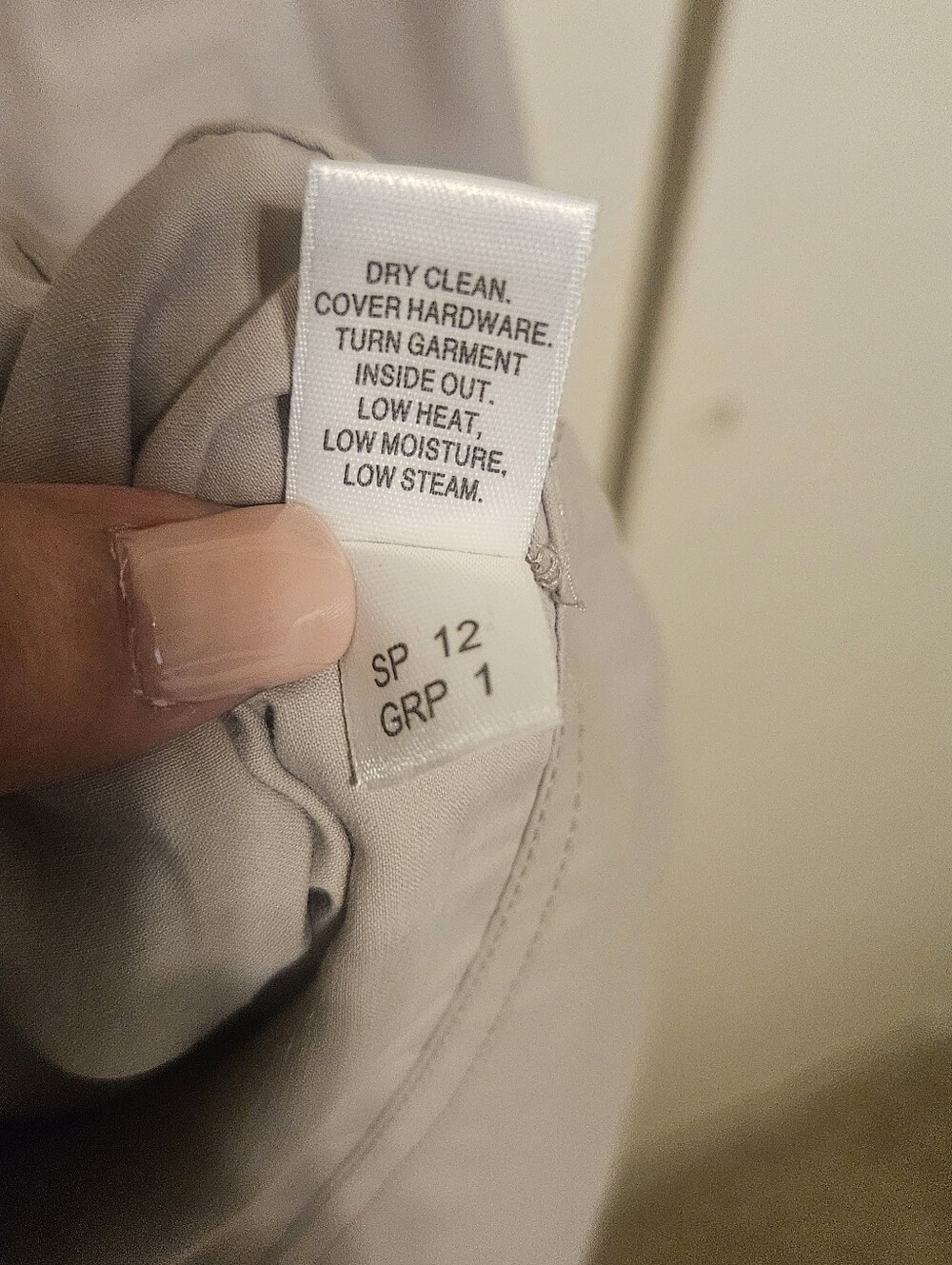 ST JOHN Size 4 Button-Front Utility Shirt Dress in Light Taupe - Picture 6 of 6